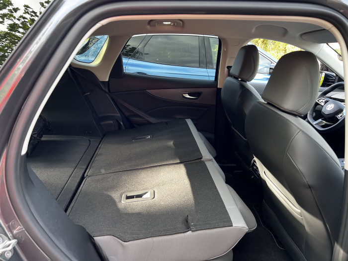 Die Rückbank lässt sich geteilt (40:60) umklappen. So vergrößert sich der Stauraum auf bis zu 1.441 Liter. (Foto: Dirk Kunde)