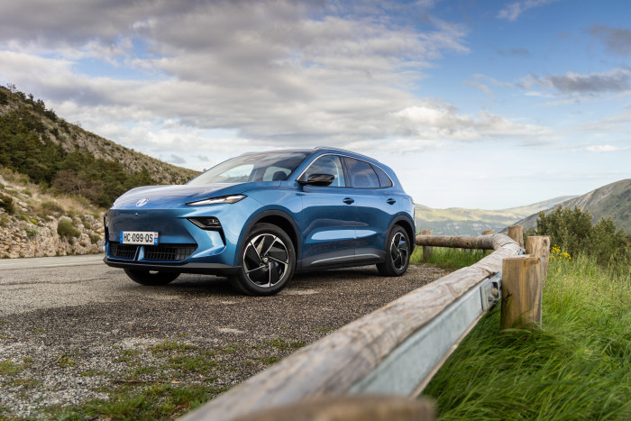 Die Standardfarbe aller Versionen ist Picadilly-Blau-Metallic. Wählt man eine der übrigen fünf Farben, kostet es 650 Euro Aufpreis. (Foto: MG)