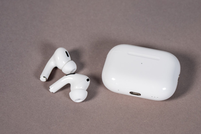 Die Airpods Pro 2 mit USB-C-Ladeetui (Bild: Martin Wolf/Golem.de)