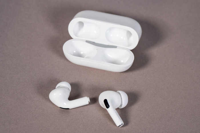 Die Airpods Pro 2 mit USB-C-Ladeetui (Bild: Martin Wolf/Golem.de)