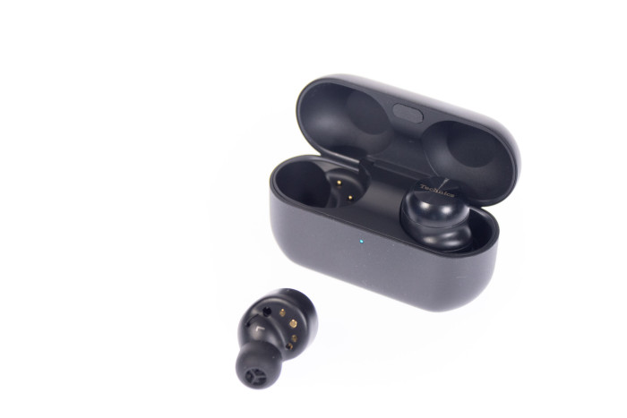 EAH-AZ100 im Ladeetui (Bild: Martin Wolf/Golem.de)