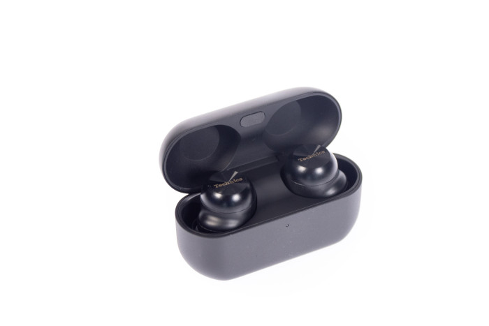 EAH-AZ100 im Ladeetui (Bild: Martin Wolf/Golem.de)