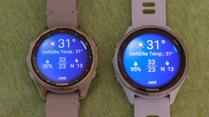 Links eine Fenix 8, rechts die hellere Forerunner 970 (Bild unbearbeitet) (Bild: Steinlechner / Golem.de)