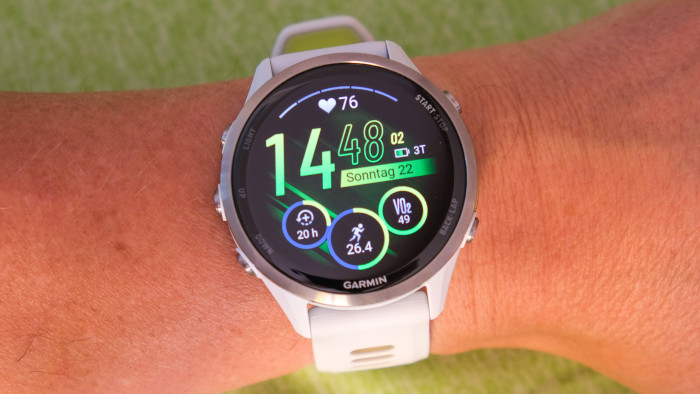 Die Zifferblätter sind sehr bunt, hier eines der per Geste aktivierten ... (Bild: Steinlechner / Golem.de)