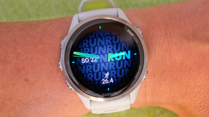 Es gibt auch ein paar Zifferblätter mit klassischen Zeigern ... (Bild: Steinlechner / Golem.de)