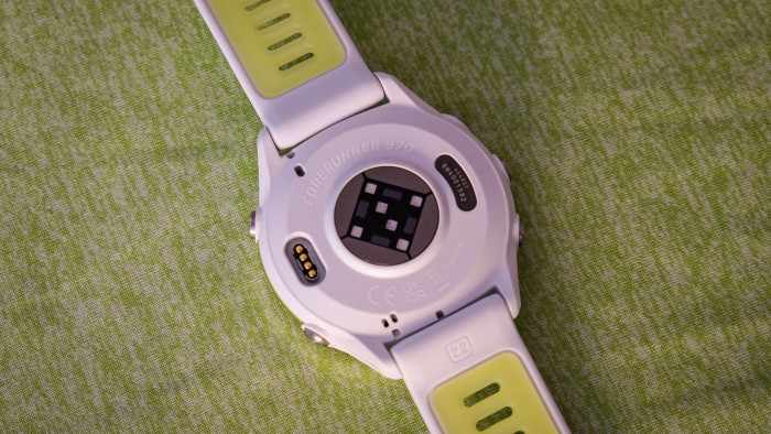 Auf der Rückseite befindet sich der Pulssensor Elevate Gen 5. (Bild: Steinlechner / Golem.de)