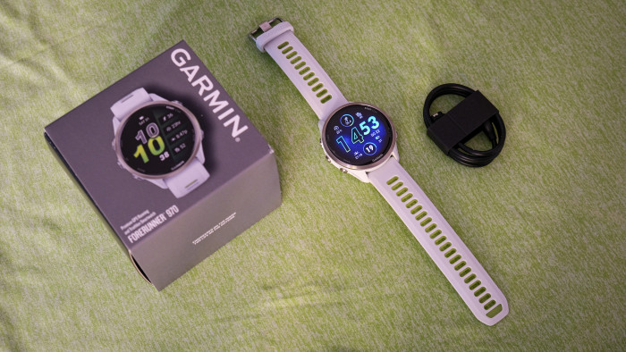 Die Forerunner 970 verwendet Garmins propietären Pogo-Stecker zum Laden. (Bild: Steinlechner / Golem.de)