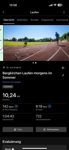 So sieht eine Lauf-Auswertung in der App aus (das Foto ist von mir eingefügt). (Bild: Garmin / Screenshot: Golem.de)