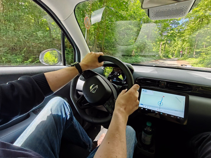 Für Fahrer ist im Leapmotor T03 trotz der kompakten Ausmaße ausreichend Platz. (Bild: Martin Wolf/Golem.de)