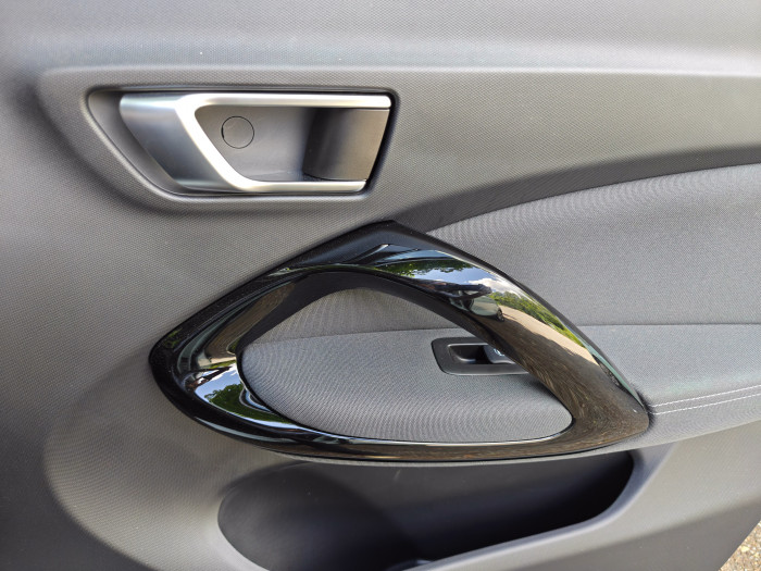 Im Innenraum wird Kunststoff verwendet, die Oberflächen wirken allerdings nicht billig. (Bild: Martin Wolf/Golem.de)