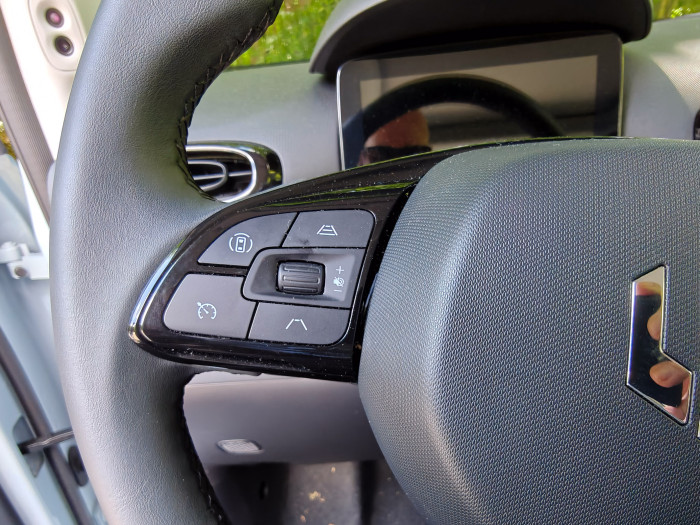 Das Kunstleder am Lenkrad sorgt bei der Fahrt für einen guten Grip. (Bild: Martin Wolf/Golem.de)