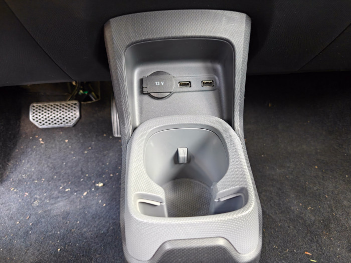 Der Stauraum vorn ist begrenzt. Es gibt einen Becherhalter und eine kleine Smartphone-Halterung. Leider verbaut Leapmotor keine USB-C-Anschlüsse, sondern nur USB-A. (Bild: Martin Wolf/Golem.de)