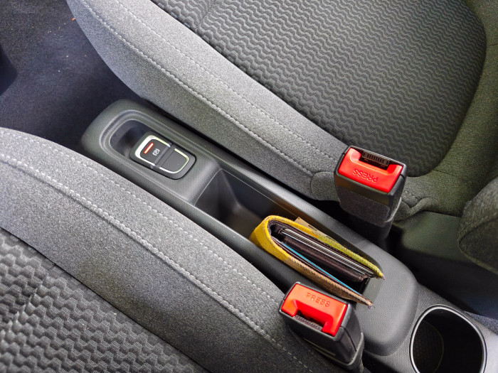 Zwischen den Sitzen ist nur Platz für ein kleines Fach, dahinter befindet sich der Becherhalter für den Fond. (Bild: Martin Wolf/Golem.de)