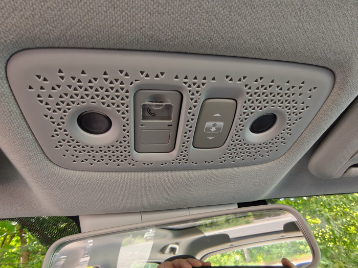 Neben der Nottaste ist der Knopf verbaut, mit dem das Rollo des Panoramadachs geöffnet und geschlossen werden kann. (Bild: Martin Wolf/Golem.de)