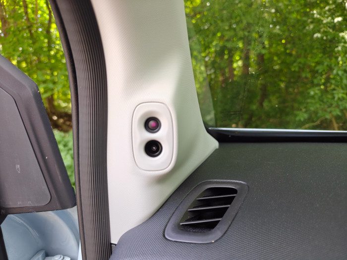 Kameras überwachen die Aufmerksamkeit der Fahrer. (Bild: Martin Wolf/Golem.de)