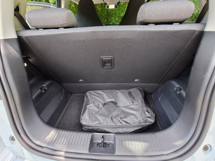 Der Kofferraum ist relativ klein, was aufgrund der kompakten Ausmaße des Fahrzeugs nicht überrascht. (Bild: Martin Wolf/Golem.de)