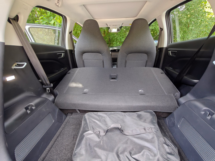 Die Rückbank lässt sich in einem Teil nach vorn klappen. (Bild: Martin Wolf/Golem.de)