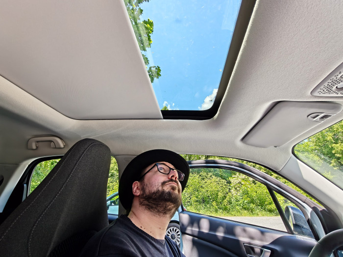 Das Panoramadach hat ein elektrisch verstellbares Rollo. (Bild: Martin Wolf/Golem.de)