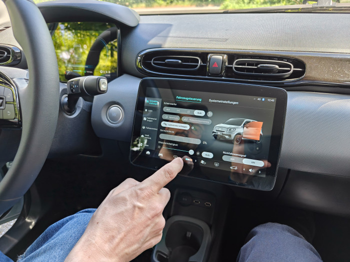 Das Rollo kann über einen dedizierten Button oder über die Einstellungen auf dem Display geöffnet und geschlossen werden. (Bild: Martin Wolf/Golem.de)