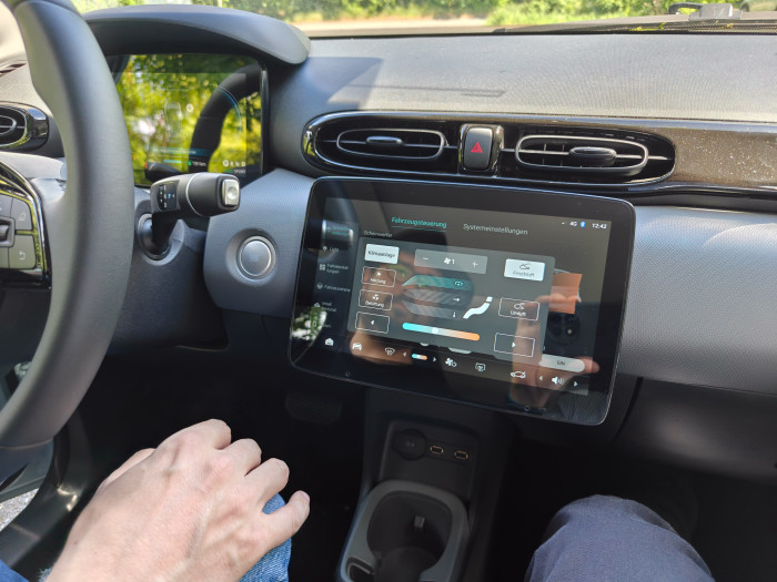 Die Klimasteuerung ist gewöhnungsbedürftig, die Klimaanlage funktioniert aber gut. (Bild: Martin Wolf/Golem.de)