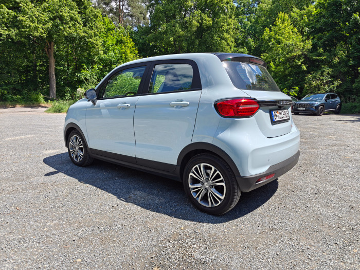 Der Radstand liegt bei 2,40 Metern, deshalb ist im Innenraum viel Platz. (Bild: Martin Wolf/Golem.de)