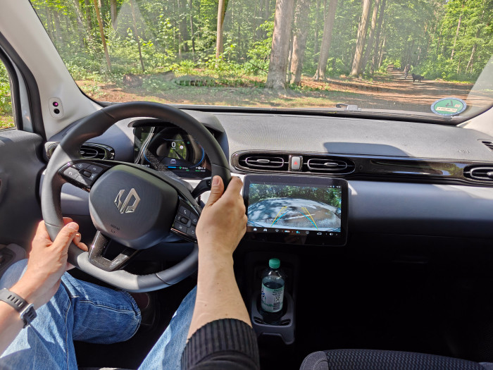 Das Cockpit des T03 ist verhältnismäßig einfach und unspektakulär: Die Einstellungen werden ausschließlich über das Display in der Mitte vorgenommen. (Bild: Martin Wolf/Golem.de)