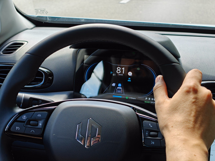 Hinter dem Lenkrad ist ein kleinerer Bildschirm, auf dem unter anderem die Geschwindigkeit und Informationen zur Straßensituation angezeigt werden - der T03 hat ein Radar. (Bild: Martin Wolf/Golem.de)