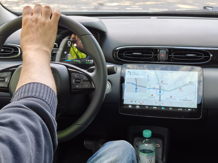 Der T03 hat ein eingebautes Navi mit Live-Daten, das gut funktioniert und Kreuzungen und Autobahnausfahrten separat anzeigt. (Bild: Martin Wolf/Golem.de)
