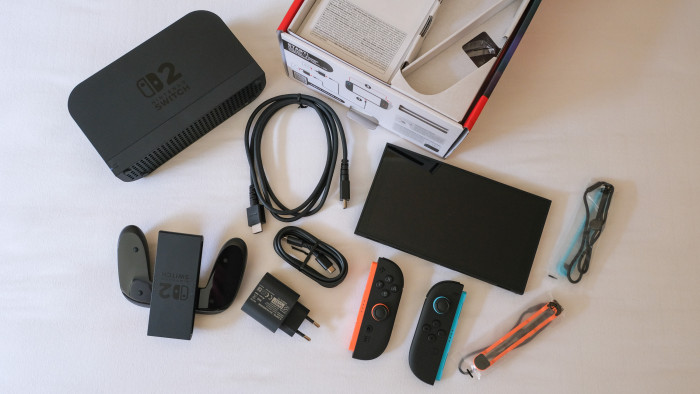 In der Verpackung sind neben der Konsole selbst auch alle benötigten Kabel und ein Netzteil enthalten. (Bild: Steinlechner/Golem.de)