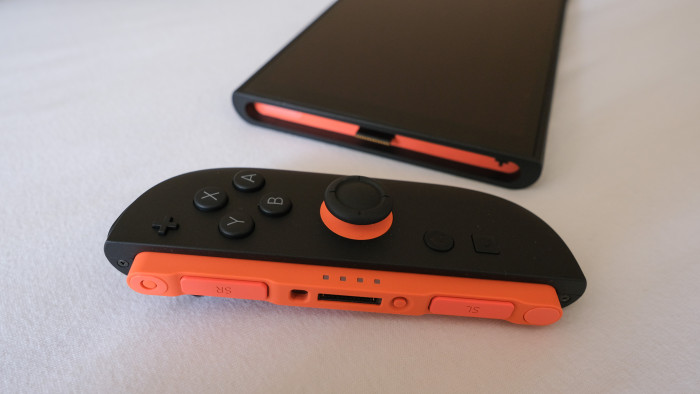 Die Joy-Con werden nun magnetisch befestigt. (Bild: Steinlechner/Golem.de)