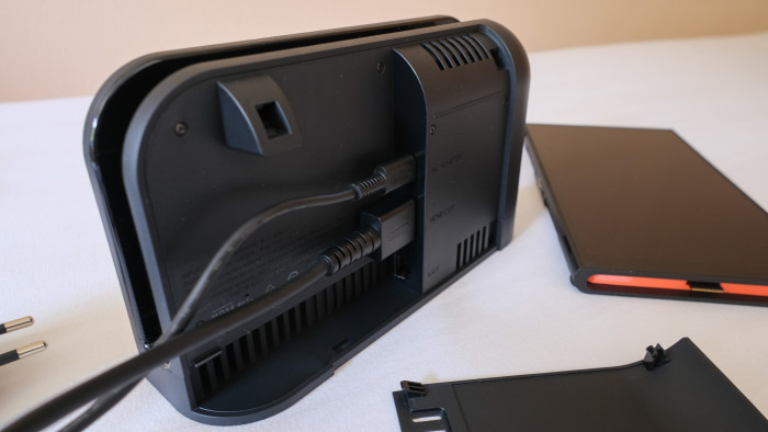 Das Dock der Switch 2 erinnert auf den ersten Blick stark an das erste Dock. (Bild: Steinlechner/Golem.de)