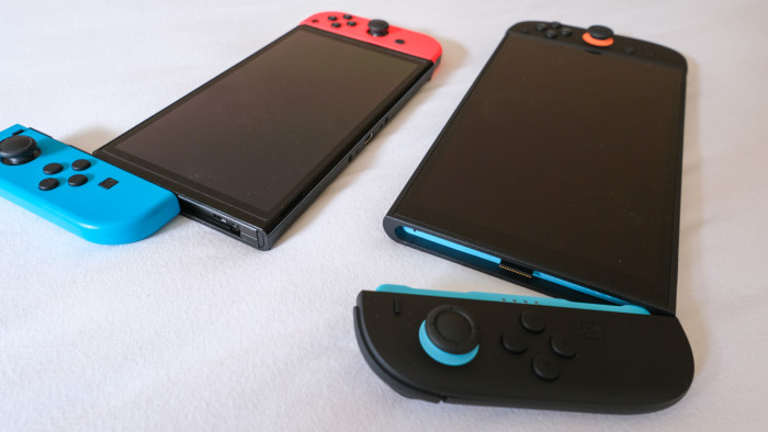 Hier sieht man, wie die Joy-Con früher und heute befestigt werden. (Bild: Steinlechner/Golem.de)