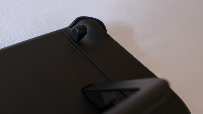 Mit diesem kleinen Schalter werden die Joy-Con gelöst. (Steinlechner/Golem.de)