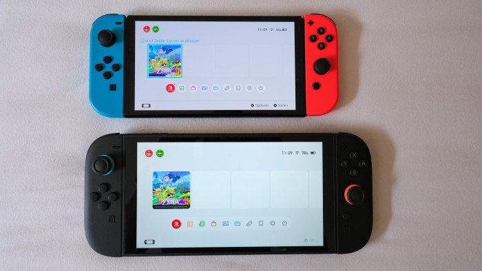 Die neue Switch ist deutlich größer als die AMOLED-Version oben. (Bild: Steinlechner/Golem.de)