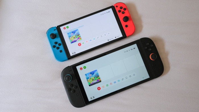 Die Switch 2 ist deutlich größer als die Vorgängerkonsole (hier die OLED-Version). (Bild: Steinlechner / Golem.de)