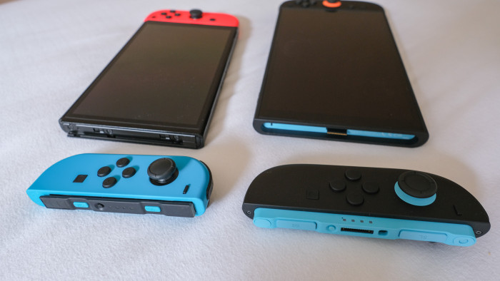 Die Joy-Con 2 halten sehr viel besser als die Vorgänger-Aufschiebmodule. (Bild: Steinlechner / Golem.de)