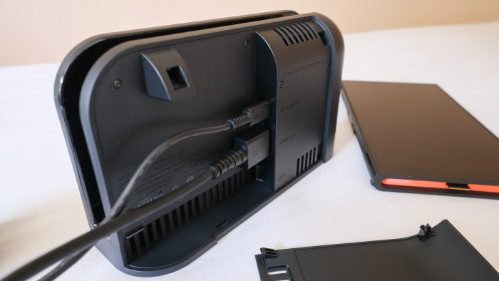 Das Dock wird genauso angeschlossen wie das der ersten Switch. (Bild: Steinlechner / Golem.de)