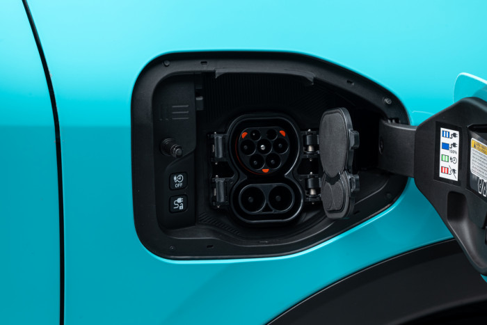 Geladen werden kann der Leaf über einen Typ-2- oder einen CCS-Stecker. Mit Gleichstrom werden maximal 150 kW Ladeleistung erreicht. (Bild: Nissan)