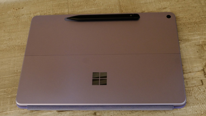 Der Stift wird an der Rückseite montiert. (Bild: Oliver Nickel/Golem.de)