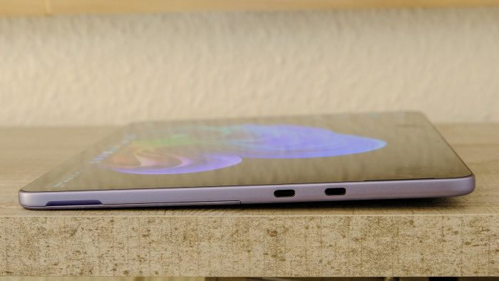 Das Surface Pro 12 hat zwei USB-C-Buchsen. (Bild: Oliver Nickel/Golem.de)