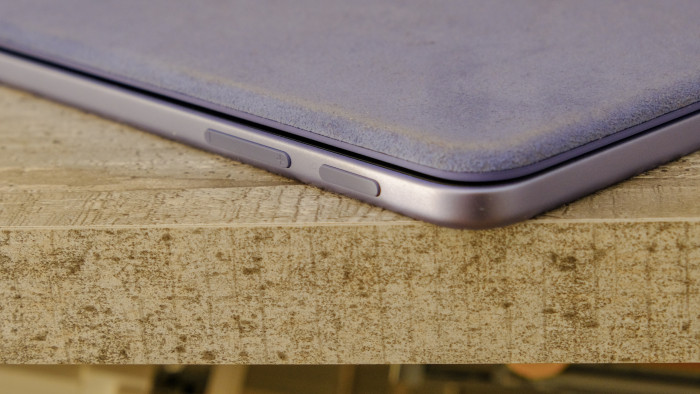 Die Lautstärketasten sind aus Kunststoff. (Bild: Oliver Nickel/Golem.de)