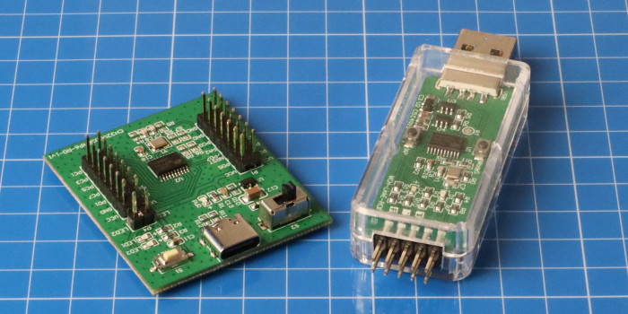 Bei der CH32V003-Platine von WCH ist der Programmieradapter Pflicht. Er dient aber auch dem Debugging auf den anderen MCUs. (Bild: Johannes Hiltscher/Golem.de)