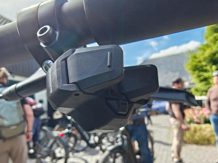 Die elektronische Schaltung hat einen kleinen Knopf zur Deaktivierung und zwei Schaltknöpfe für die Gänge. (Bild: Martin Wolf/Golem.de)