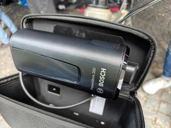 Der Range Extender kann vor am Rad ... (Bild: Martin Wolf/Golem.de)