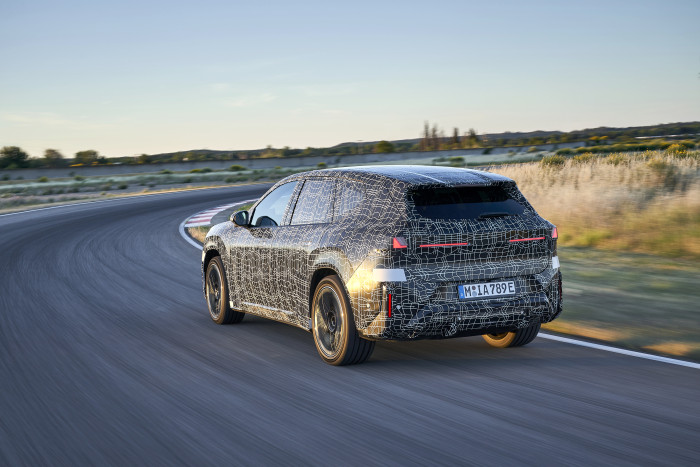 Bis zu 800 km soll der iX3 schaffen. Die genauen Werte veröffentlicht BMW erst mit der Fahrzeugpremiere bei der IAA Mobility. (Bild: BMW)