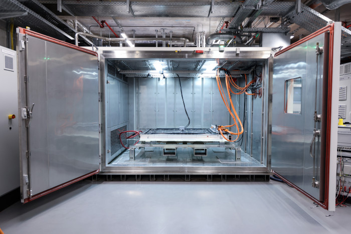 Das ist kein Batterie-Kühlschrank. Während der Belastungstests liegt die Batterie in einer feuerfesten Kammer. Sollten sich Batteriezellen entzünden, wird die Kammer geflutet. (Bild: Porsche)