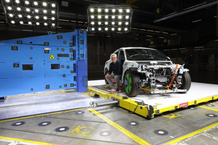 Der Autor darf nach dem Crash nah ran: Auf einem Schlitten (gelber Rahmen) wurde der Porsche Macan mit 32 km/h gegen einen "Baum" beziehungsweise gegen ein blaues Stahlhindernis gezogen. (Bild: Porsche)