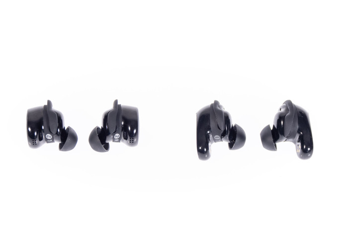 Links die Quiet Comfort Earbuds 3 von Bose, rechts die Quiet Comfort Ultra Earbuds von Bose (Bild: Martin Wolf/Golem.de)