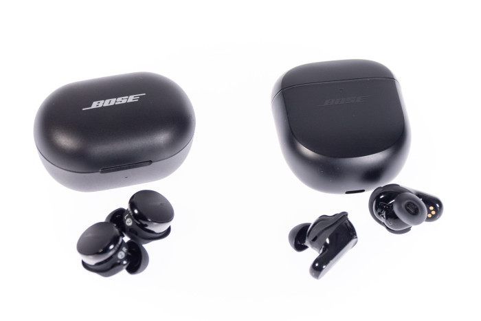 Links die Quiet Comfort Earbuds 3 von Bose, rechts die Quiet Comfort Ultra Earbuds von Bose (Bild: Martin Wolf/Golem.de)
