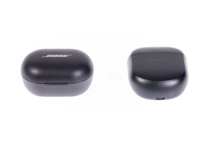 Links die Quiet Comfort Earbuds 3 von Bose, rechts die Quiet Comfort Ultra Earbuds von Bose (Bild: Martin Wolf/Golem.de)